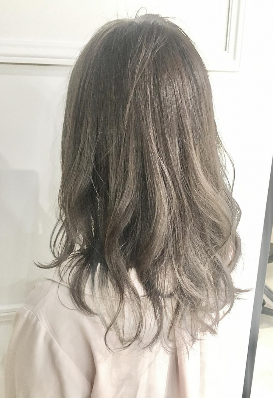 アッシュグレージュ　ロングレイヤー　ハイライト