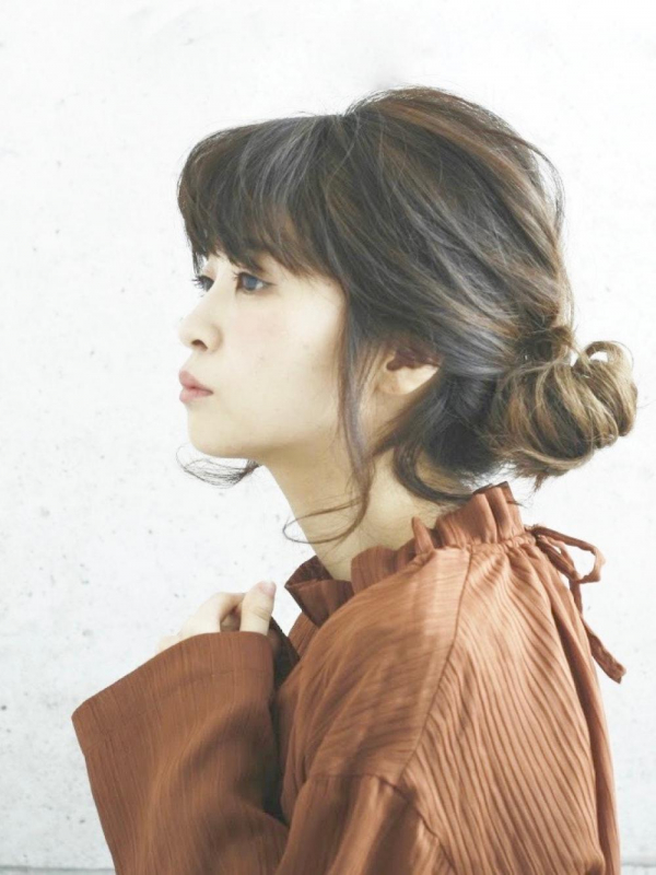 簡単ヘアアレンジ　お団子　シニョン